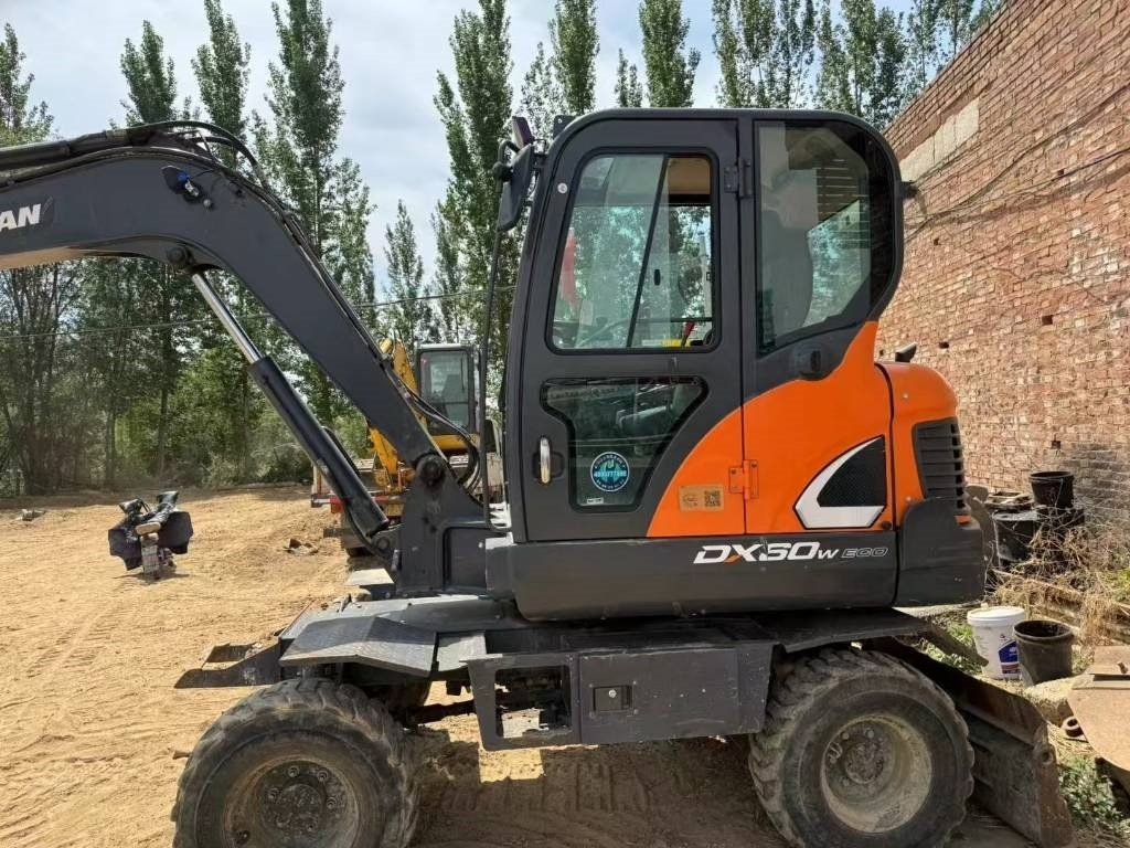 Doosan DX60W - Колёсный экскаватор: фото 2 Doosan DX60W - Колёсный экскаватор: фото 2