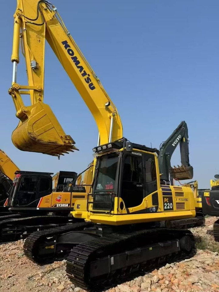 Komatsu PC 220 - Гусеничный экскаватор: фото 1 Komatsu PC 220 - Гусеничный экскаватор: фото 1