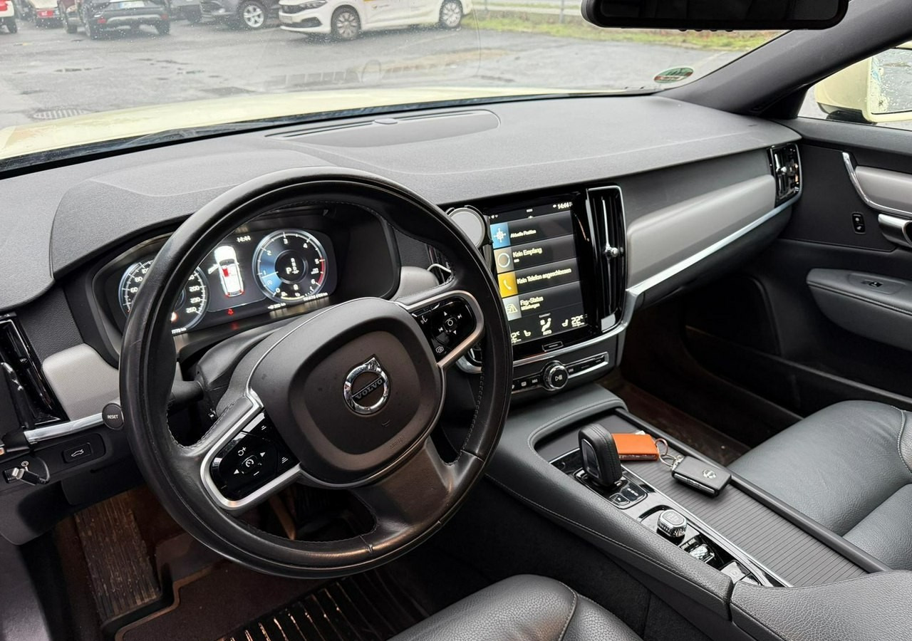 Volvo V90 II Volvo V90 2.0-198KM Lift Bogate wyposażenie Okleina- kolor czarny - Универсал: фото 3 Volvo V90 II Volvo V90 2.0-198KM Lift Bogate wyposażenie Okleina- kolor czarny - Универсал: фото 3