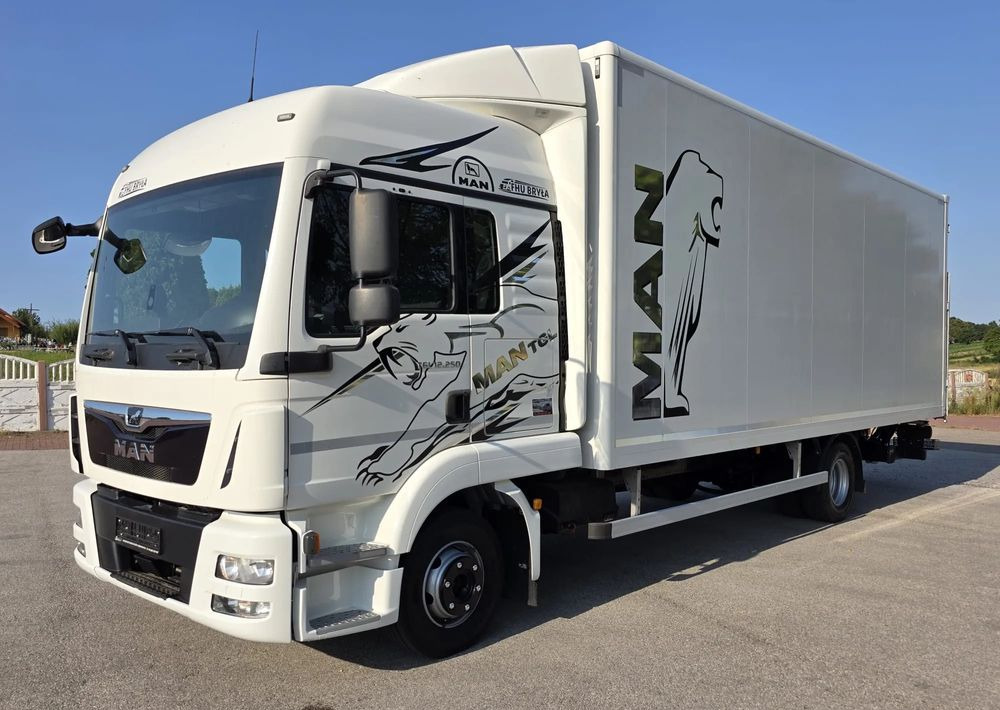 MAN TGL 12.250 / KONTENER / IZOTERMA / WINDA / 2019R / EURO 6 / PEŁEN SERWIS / 6 TON ŁADOWNOŚĆ / SPROWADZONY / ZADBANY / JAK NOWY / KSIĄŻKA SERWISOWA / E6 / 17 PALET - Грузовик с закрытым кузовом: фото 2 MAN TGL 12.250 / KONTENER / IZOTERMA / WINDA / 2019R / EURO 6 / PEŁEN SERWIS / 6 TON ŁADOWNOŚĆ / SPROWADZONY / ZADBANY / JAK NOWY / KSIĄŻKA SERWISOWA / E6 / 17 PALET - Грузовик с закрытым кузовом: фото 2