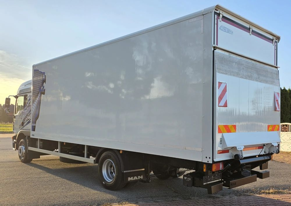 MAN TGM 15.290 / TGL / KONTENER / IZOTERMA / WINDA / KLIMA POSTOJOWA / 2019R / EURO 6 / PEŁEN SERWIS / 8200KG ŁADOWNOŚĆ / SPROWADZONY / ZADBANY / JAK NOWY / KSIĄŻKA SERWISOWA / E6 / 18 PALET - Грузовик с закрытым кузовом: фото 4 MAN TGM 15.290 / TGL / KONTENER / IZOTERMA / WINDA / KLIMA POSTOJOWA / 2019R / EURO 6 / PEŁEN SERWIS / 8200KG ŁADOWNOŚĆ / SPROWADZONY / ZADBANY / JAK NOWY / KSIĄŻKA SERWISOWA / E6 / 18 PALET - Грузовик с закрытым кузовом: фото 4