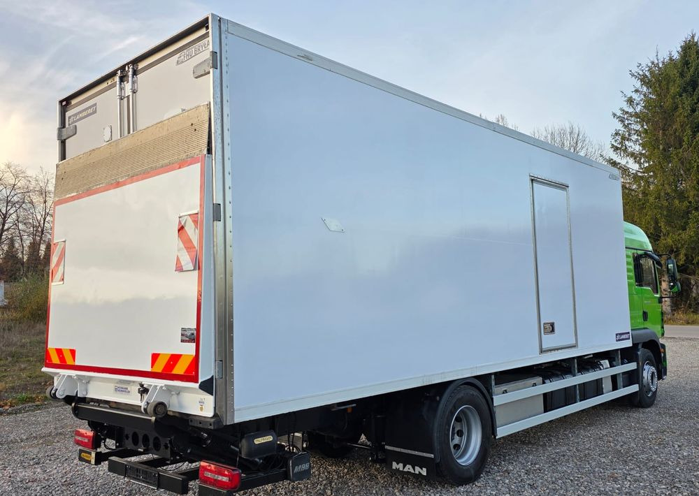 MAN TGM 18.320 / 18.290 / 15.290 / IZOTERMA / WINDA / 19PALET / E6 / 08.2018 / LIFT / SPROWADZONY / AUTOMAT / SYPIALKA / PIERWSZY WŁAŚCICIEL / BOCZNE DRZWI / STAN BARDZO DOBRY - Рефрижератор: фото 4 MAN TGM 18.320 / 18.290 / 15.290 / IZOTERMA / WINDA / 19PALET / E6 / 08.2018 / LIFT / SPROWADZONY / AUTOMAT / SYPIALKA / PIERWSZY WŁAŚCICIEL / BOCZNE DRZWI / STAN BARDZO DOBRY - Рефрижератор: фото 4