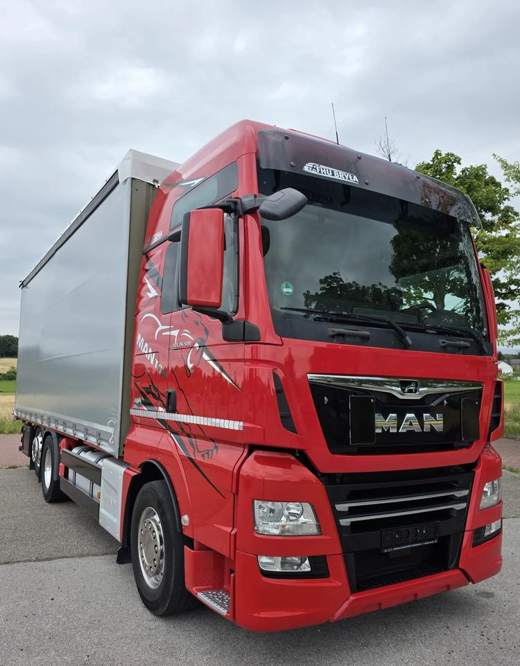 MAN TGX 26.500 / ALUMINIOWE FELGI / LIFT / 6X2 / KLIMA POSTOJOWA / 18PALET / E6 / FIRANKA / 17 TON ŁADOWNOŚĆ / WINDA / NISKI PRZEBIEG / JEDEN WŁAŚCICIEL / PODWIESZANA OŚ - Тентованный грузовик: фото 3 MAN TGX 26.500 / ALUMINIOWE FELGI / LIFT / 6X2 / KLIMA POSTOJOWA / 18PALET / E6 / FIRANKA / 17 TON ŁADOWNOŚĆ / WINDA / NISKI PRZEBIEG / JEDEN WŁAŚCICIEL / PODWIESZANA OŚ - Тентованный грузовик: фото 3