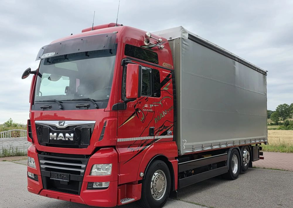 MAN TGX 26.500 / ALUMINIOWE FELGI / LIFT / 6X2 / KLIMA POSTOJOWA / 18PALET / E6 / FIRANKA / 17 TON ŁADOWNOŚĆ / WINDA / NISKI PRZEBIEG / JEDEN WŁAŚCICIEL / PODWIESZANA OŚ - Тентованный грузовик: фото 2 MAN TGX 26.500 / ALUMINIOWE FELGI / LIFT / 6X2 / KLIMA POSTOJOWA / 18PALET / E6 / FIRANKA / 17 TON ŁADOWNOŚĆ / WINDA / NISKI PRZEBIEG / JEDEN WŁAŚCICIEL / PODWIESZANA OŚ - Тентованный грузовик: фото 2