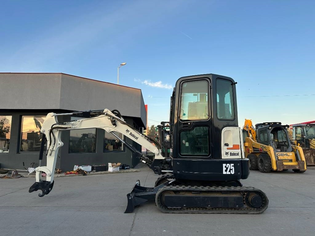Bobcat E25EM - Мини-экскаватор: фото 2 Bobcat E25EM - Мини-экскаватор: фото 2