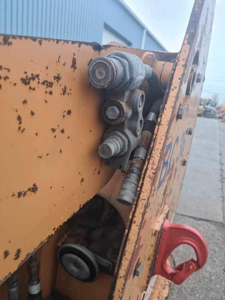 Мини-погрузчик с бортовым поворотом Case SR 250: фото 6 Мини-погрузчик с бортовым поворотом Case SR 250: фото 6