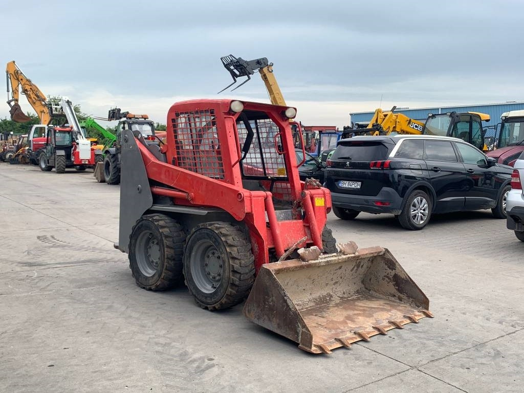 Gehl 4240 - Мини-погрузчик с бортовым поворотом: фото 1 Gehl 4240 - Мини-погрузчик с бортовым поворотом: фото 1