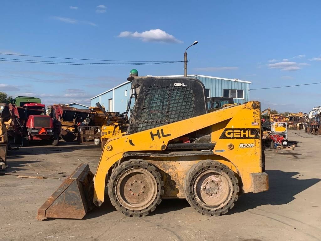 Gehl R 220 Gehl R 220 - Мини-погрузчик с бортовым поворотом: фото 2 Gehl R 220 Gehl R 220 - Мини-погрузчик с бортовым поворотом: фото 2