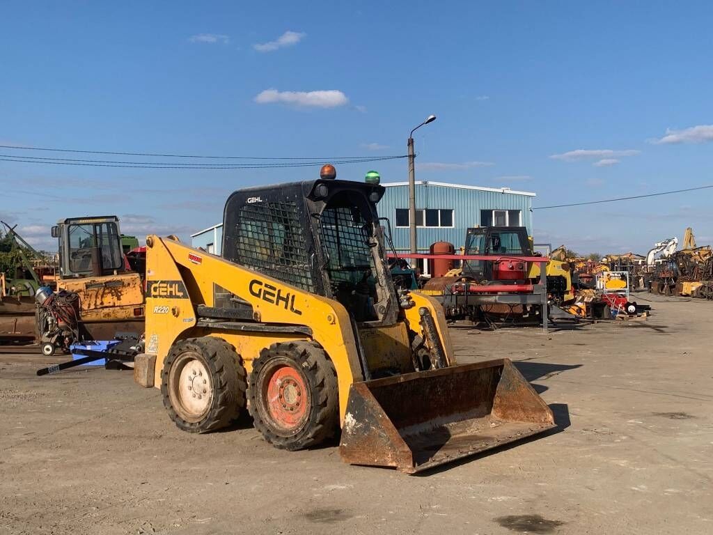 Gehl R 220 Gehl R 220 - Мини-погрузчик с бортовым поворотом: фото 4 Gehl R 220 Gehl R 220 - Мини-погрузчик с бортовым поворотом: фото 4