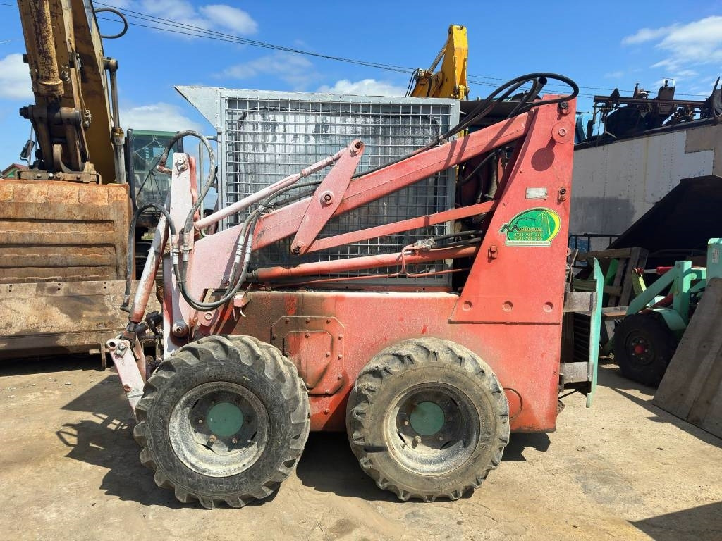 Unirak 600 - Мини-погрузчик с бортовым поворотом: фото 2 Unirak 600 - Мини-погрузчик с бортовым поворотом: фото 2