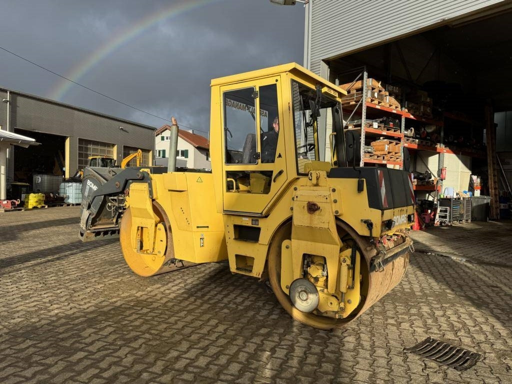 Bomag BW 144 AD-2 mit Splittstreuer BS180 - Дорожный каток: фото 3 Bomag BW 144 AD-2 mit Splittstreuer BS180 - Дорожный каток: фото 3