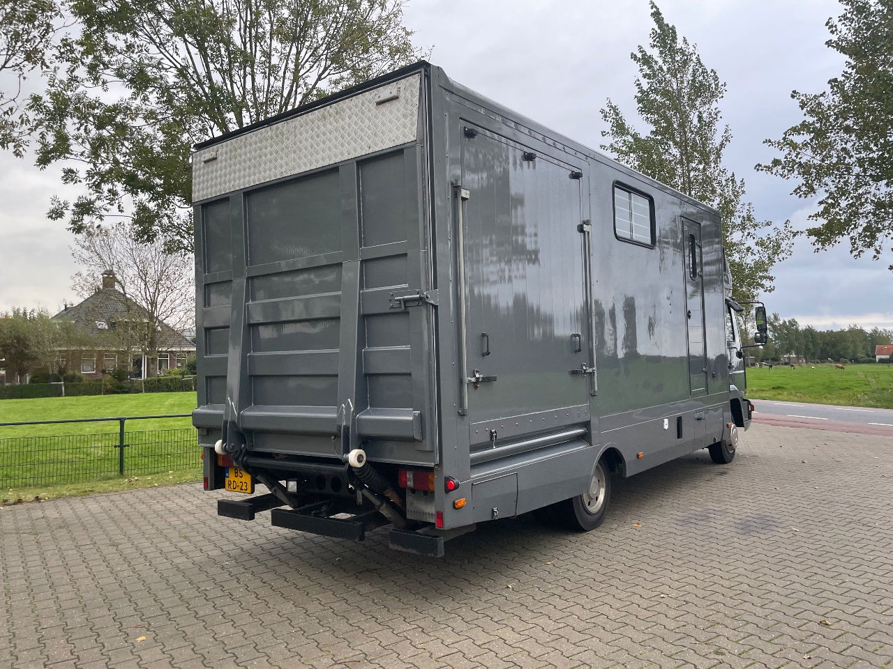 MAN L2000 paardenwagen voor 3 paarden met living - Грузовик для перевозки животных: фото 3 MAN L2000 paardenwagen voor 3 paarden met living - Грузовик для перевозки животных: фото 3