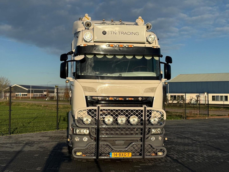 Scania R580 VOLLE SHOWTRUCK, VOLLUCHT, OPEN UITLAAT, INTERIEUR. - Тягач: фото 2 Scania R580 VOLLE SHOWTRUCK, VOLLUCHT, OPEN UITLAAT, INTERIEUR. - Тягач: фото 2