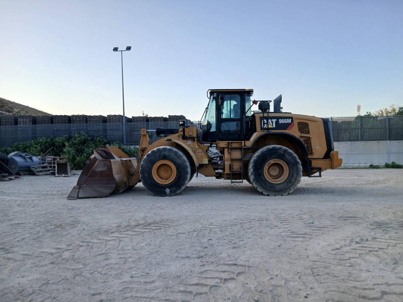 Caterpillar 966M - Строительная техника: фото 2 Caterpillar 966M - Строительная техника: фото 2