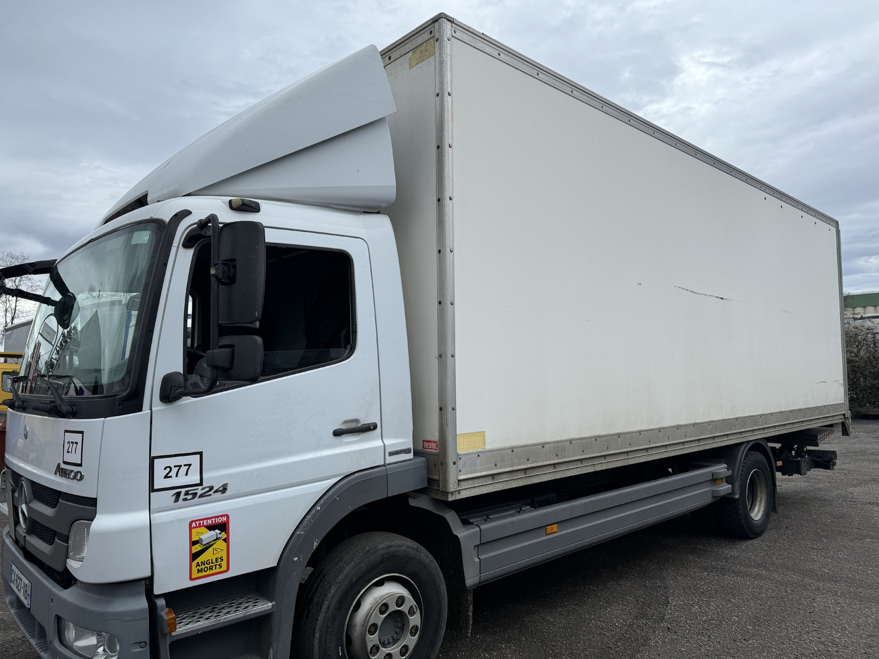 MERCEDES-BENZ ATEGO 1524 - Грузовик с закрытым кузовом: фото 1 MERCEDES-BENZ ATEGO 1524 - Грузовик с закрытым кузовом: фото 1