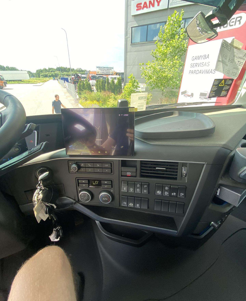 Новый Автоманипулятор, Грузовик бортовой/ Платформа Volvo 8x4: фото 10