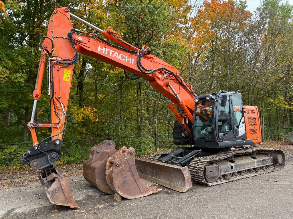 Гусеничный экскаватор Hitachi ZX 225 US LC-6: фото 1