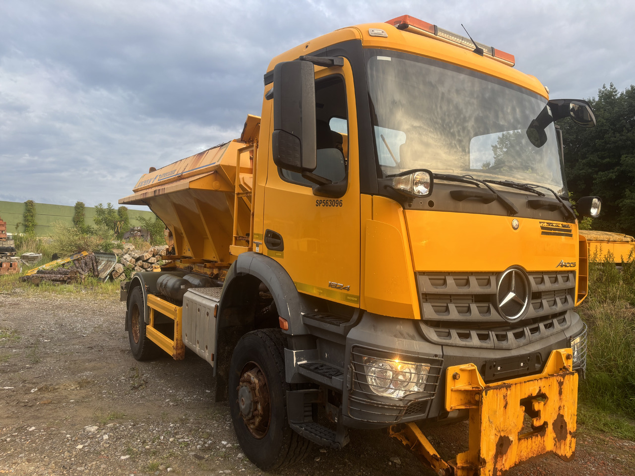 Mercedes AROCS 1824 4X4 GRITTER/SPREADER/PLOUGH - Снегоуборочная машина: фото 3 Mercedes AROCS 1824 4X4 GRITTER/SPREADER/PLOUGH - Снегоуборочная машина: фото 3
