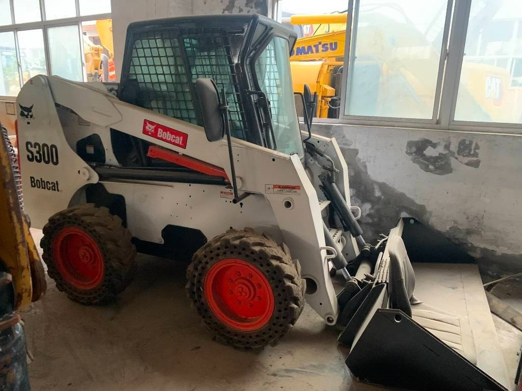 Bobcat S 300 - Мини-погрузчик с бортовым поворотом: фото 1 Bobcat S 300 - Мини-погрузчик с бортовым поворотом: фото 1
