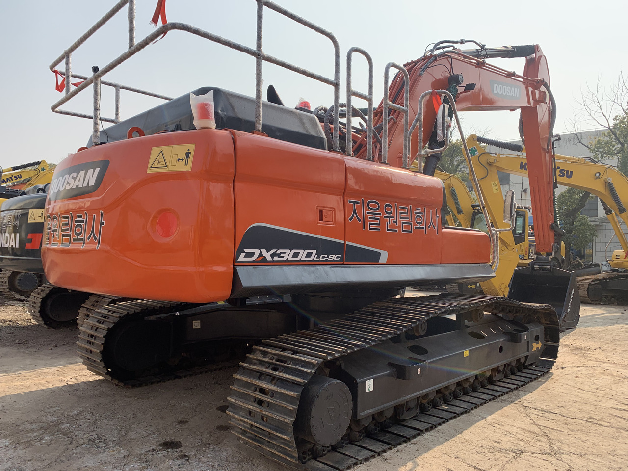DOOSAN DX300LC-9C - Колёсный экскаватор: фото 1 DOOSAN DX300LC-9C - Колёсный экскаватор: фото 1