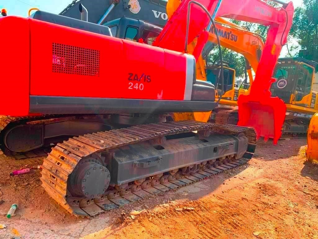 Hitachi Zaxis 240 - Гусеничный экскаватор: фото 1 Hitachi Zaxis 240 - Гусеничный экскаватор: фото 1