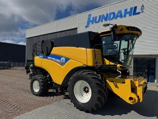 New Holland CR9.90 TIER4 - Зерноуборочный комбайн: фото 1 New Holland CR9.90 TIER4 - Зерноуборочный комбайн: фото 1