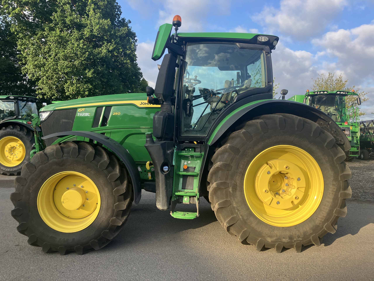 John Deer 6R 250 - Трактор: фото 2 John Deer 6R 250 - Трактор: фото 2
