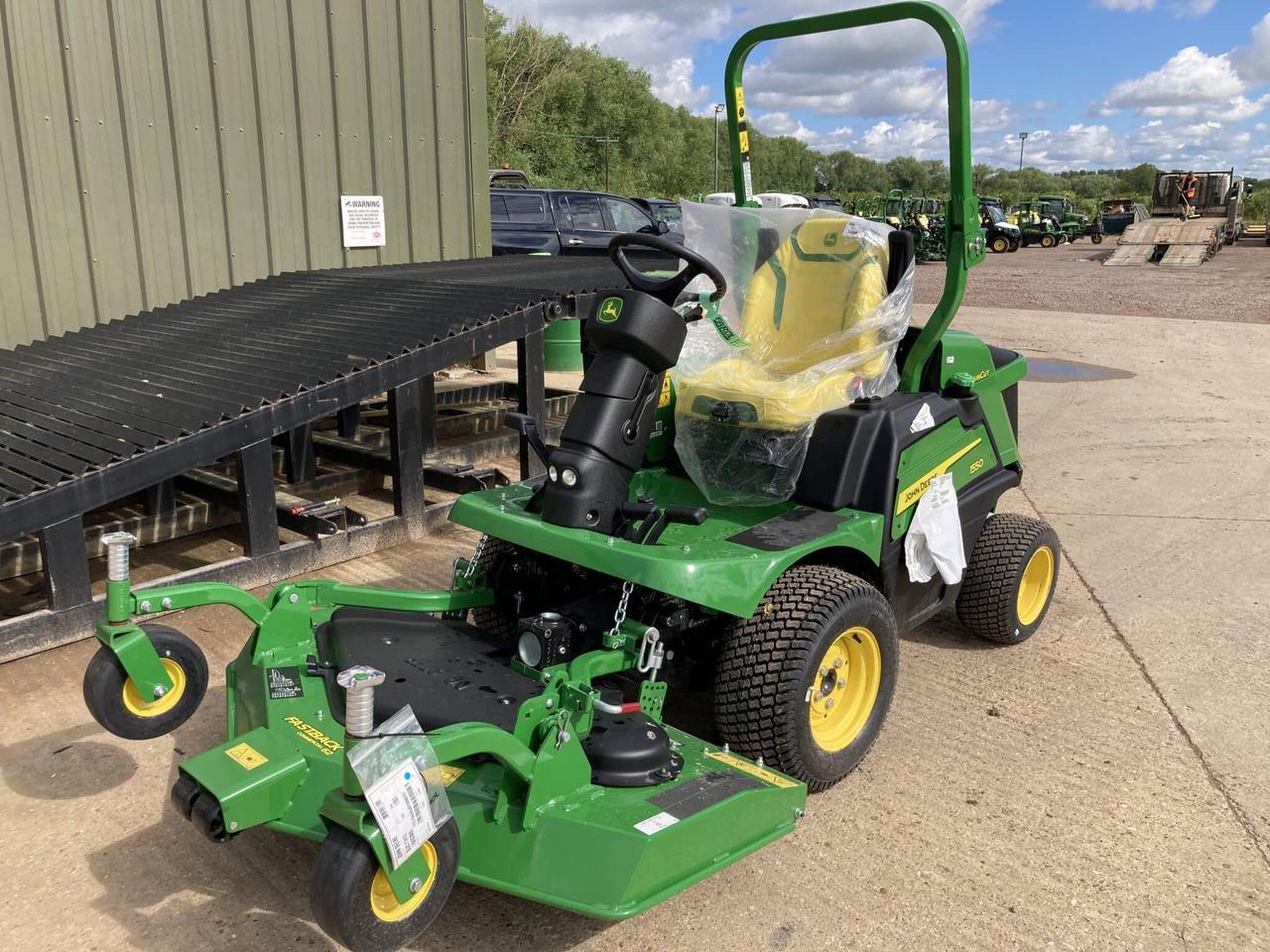 John Deere 1550 front mower - Газонокосилка: фото 1 John Deere 1550 front mower - Газонокосилка: фото 1