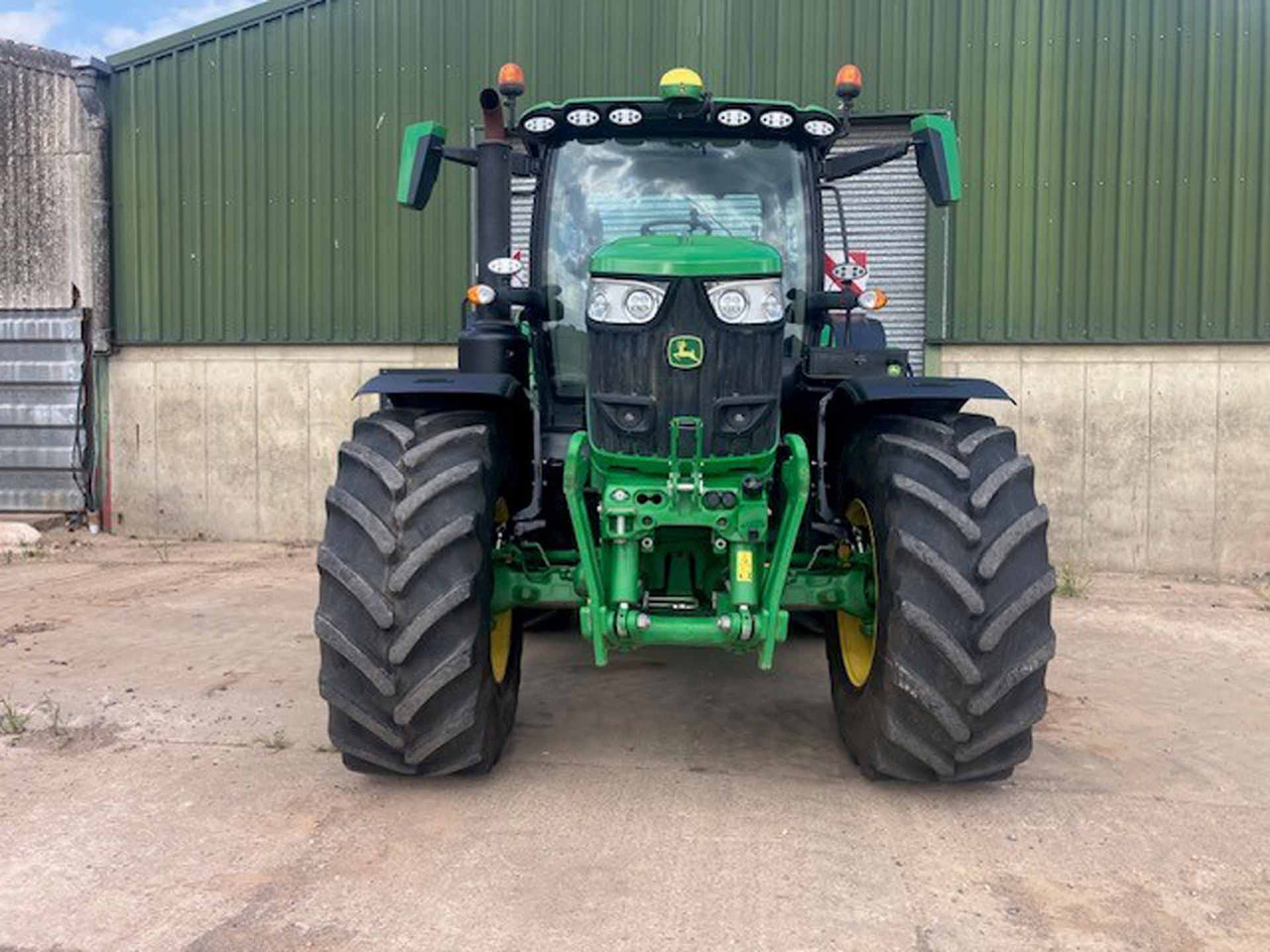 John Deere 6R 215 - Трактор: фото 3 John Deere 6R 215 - Трактор: фото 3