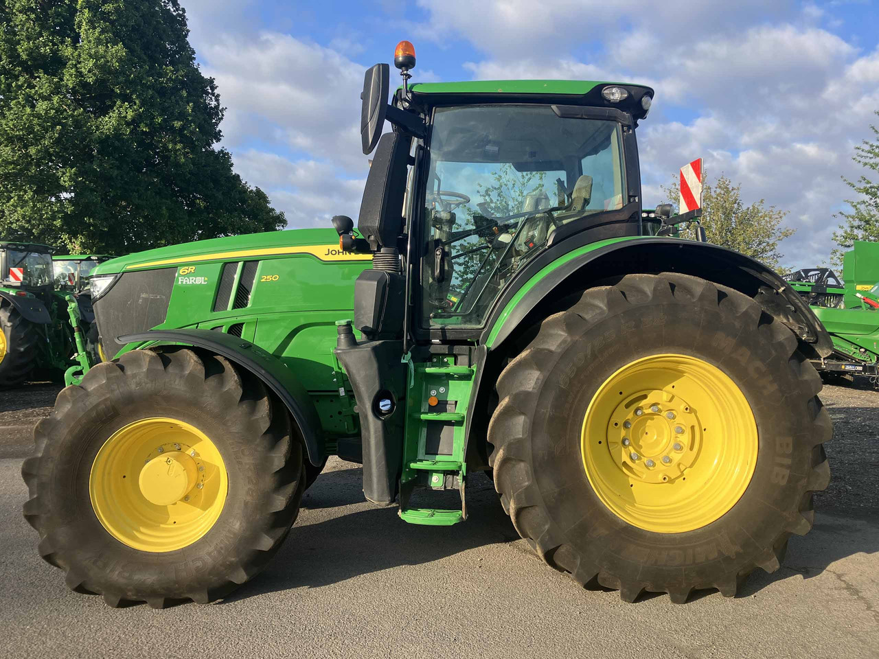 John Deere 6R 250 - Трактор: фото 2 John Deere 6R 250 - Трактор: фото 2