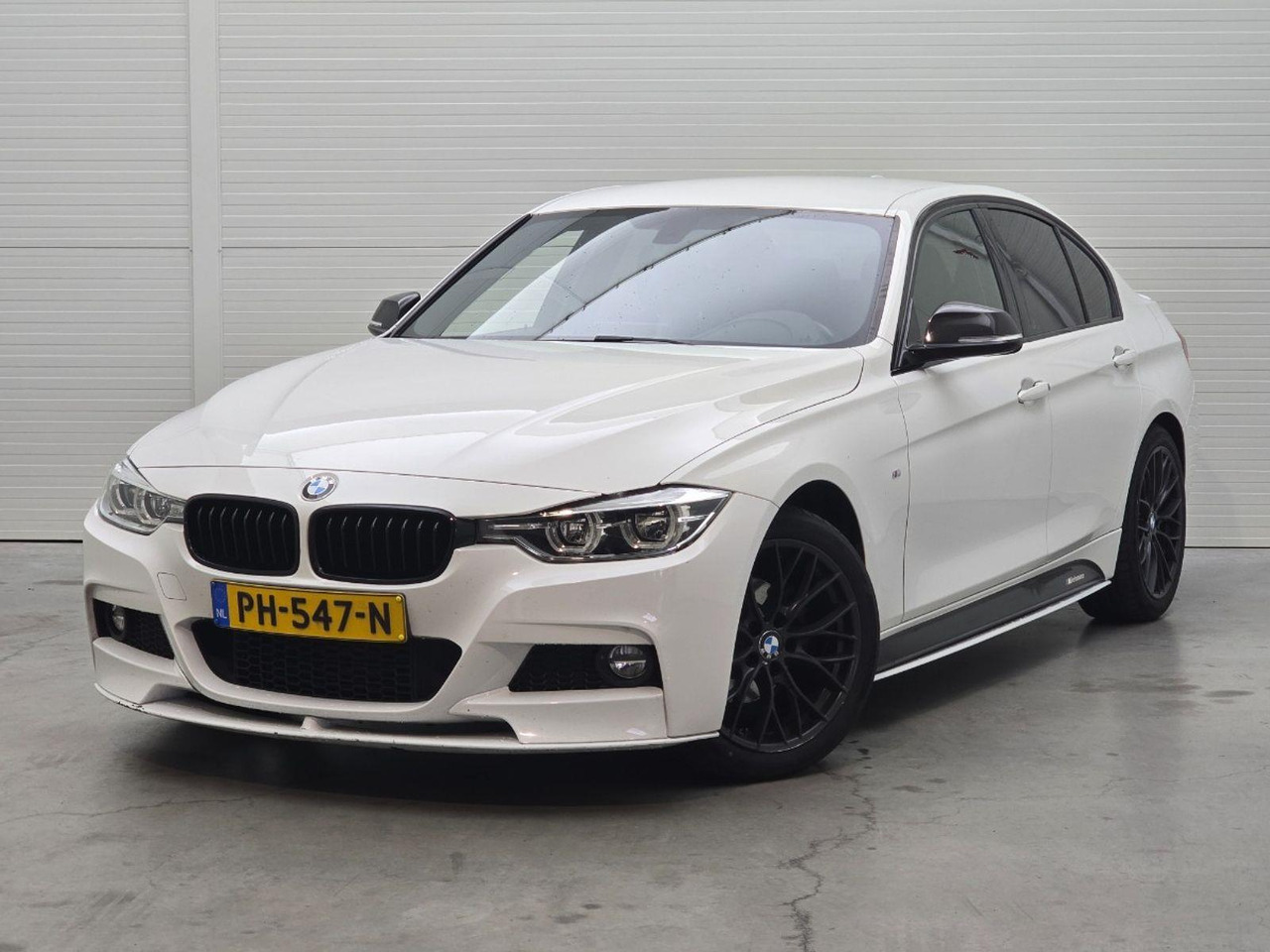 BMW 3-serie 318i High Executive | 2017 | 132.699 km | PH547N | NAP: Logisch - Седан: фото 1 BMW 3-serie 318i High Executive | 2017 | 132.699 km | PH547N | NAP: Logisch - Седан: фото 1