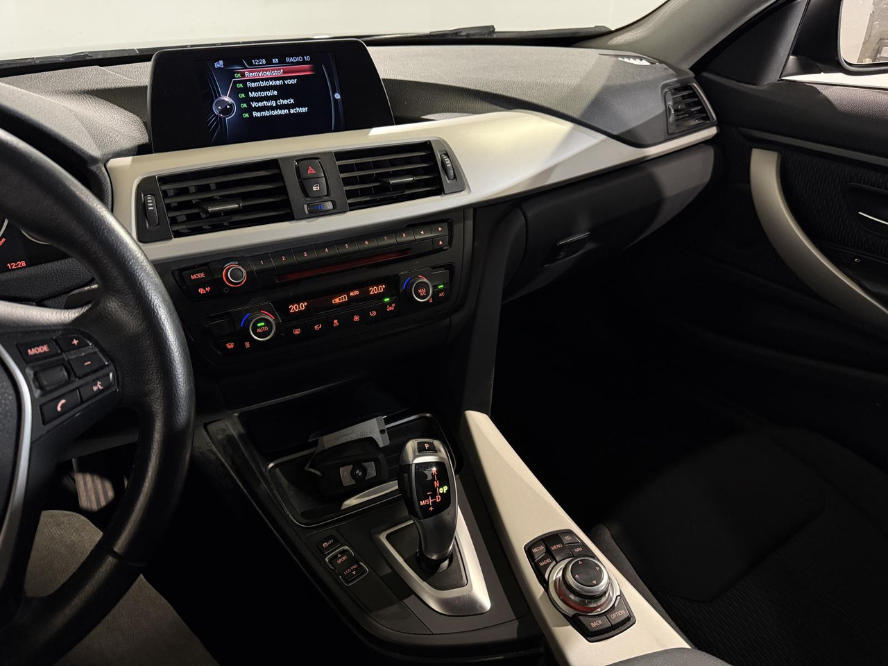 BMW | 4-serie Coupé | 420i Executive Automaat | 2015 | 213.401 km | 2ZGG53 | Logisch - Легковой автомобиль: фото 4 BMW | 4-serie Coupé | 420i Executive Automaat | 2015 | 213.401 km | 2ZGG53 | Logisch - Легковой автомобиль: фото 4