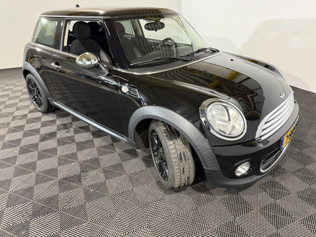 Mini | Mini | 1.6 One Pepper | 2013 | 219.773 km | 7SFJ73 | Logisch - Хэтчбек: фото 3 Mini | Mini | 1.6 One Pepper | 2013 | 219.773 km | 7SFJ73 | Logisch - Хэтчбек: фото 3