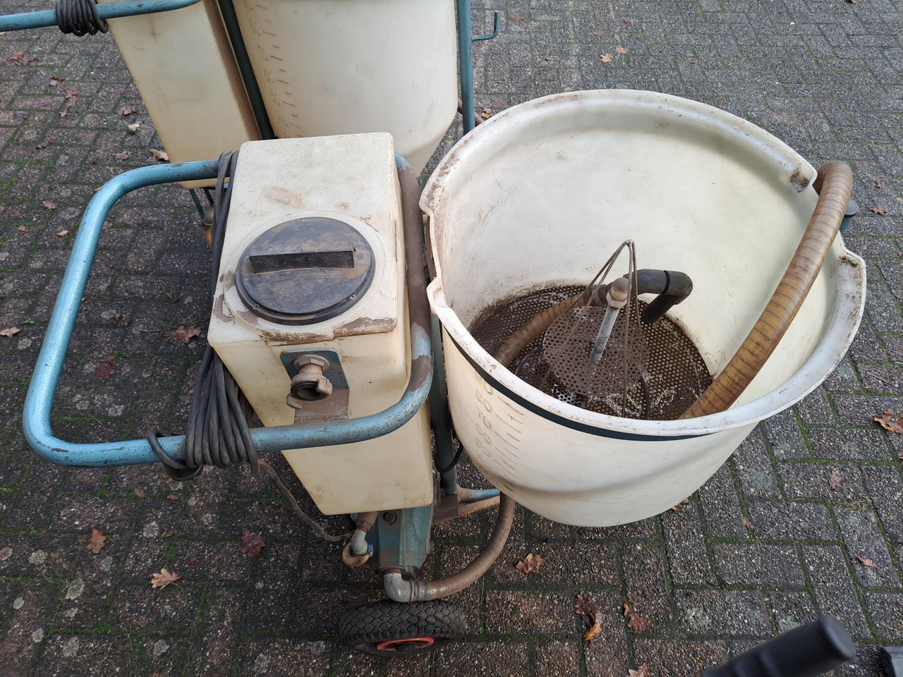 Оборудование для клининга Set Spuitapparatuur: 5x Rugspuit, 2x Duwspuit, 2 Vul-/Spoelmachines, 1x Mantis UVL Spuit Installatie: фото 19