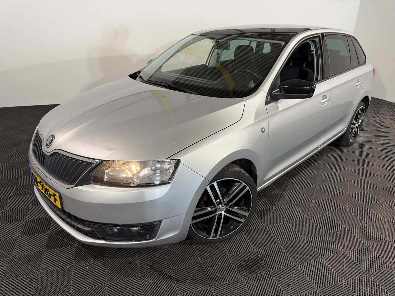 Skoda Rapid Spaceback 1.2 TSI Greentech Ambition Businessline | 2015 | 274.606 km |GH-920-F - Хэтчбек: фото 1 Skoda Rapid Spaceback 1.2 TSI Greentech Ambition Businessline | 2015 | 274.606 km |GH-920-F - Хэтчбек: фото 1