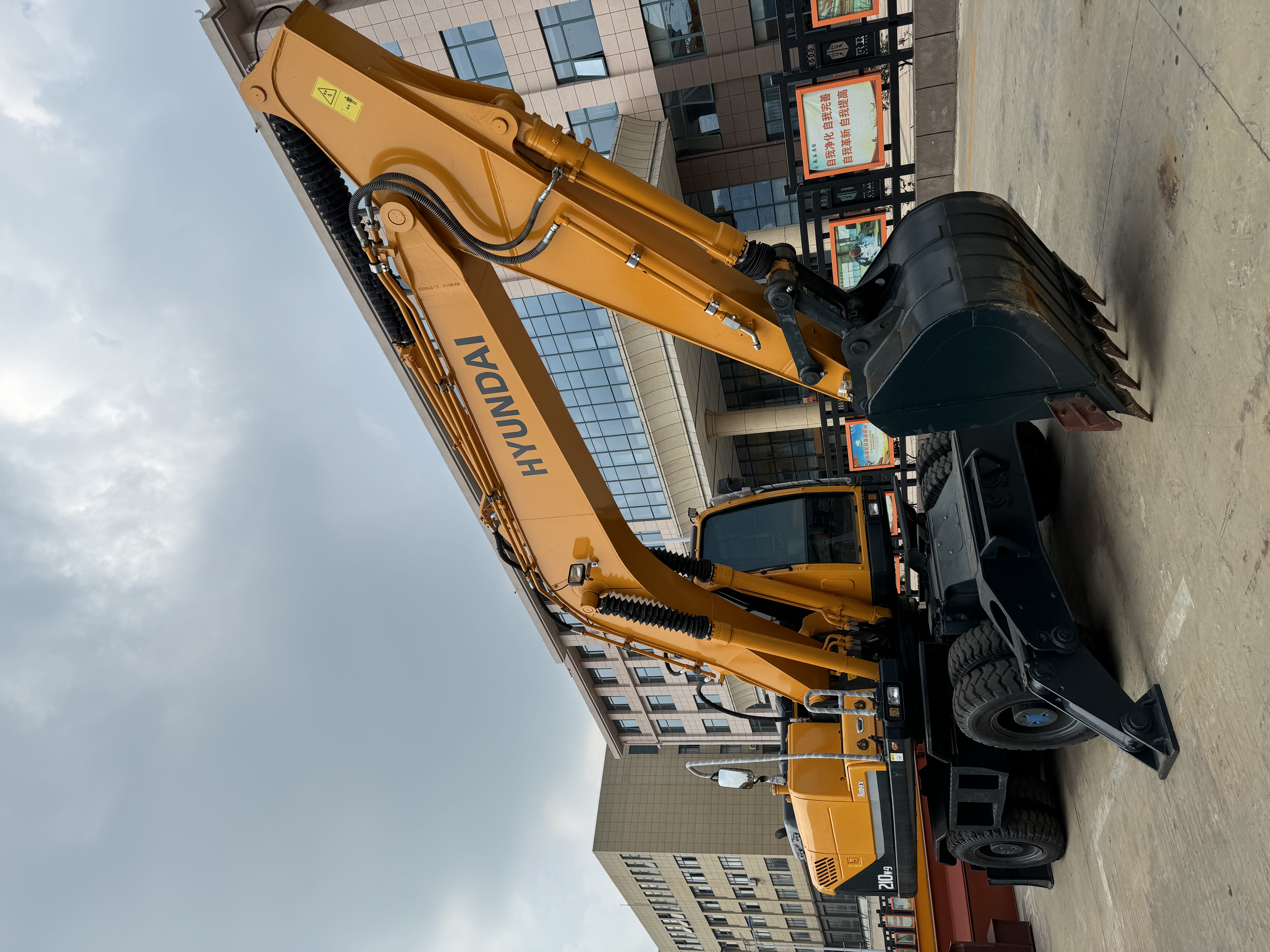 Hyundai 210W-9 - Колёсный экскаватор: фото 2 Hyundai 210W-9 - Колёсный экскаватор: фото 2