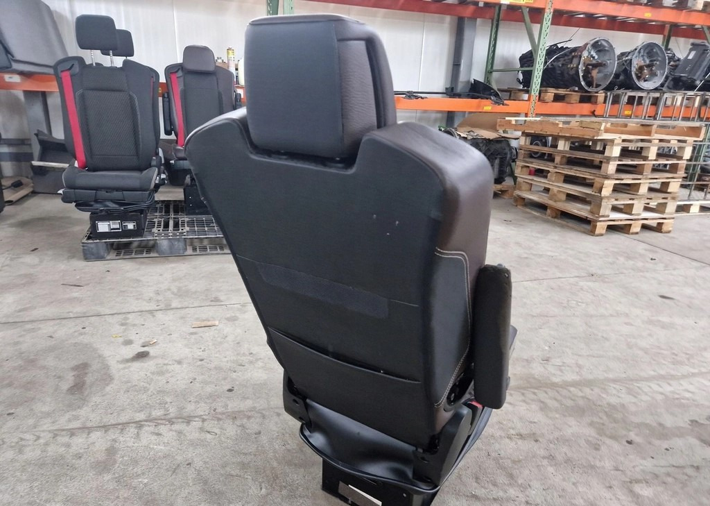 FOTEL KIEROWCY SKÓRA RENAULT GAMA T C K - Сиденье: фото 3 FOTEL KIEROWCY SKÓRA RENAULT GAMA T C K - Сиденье: фото 3