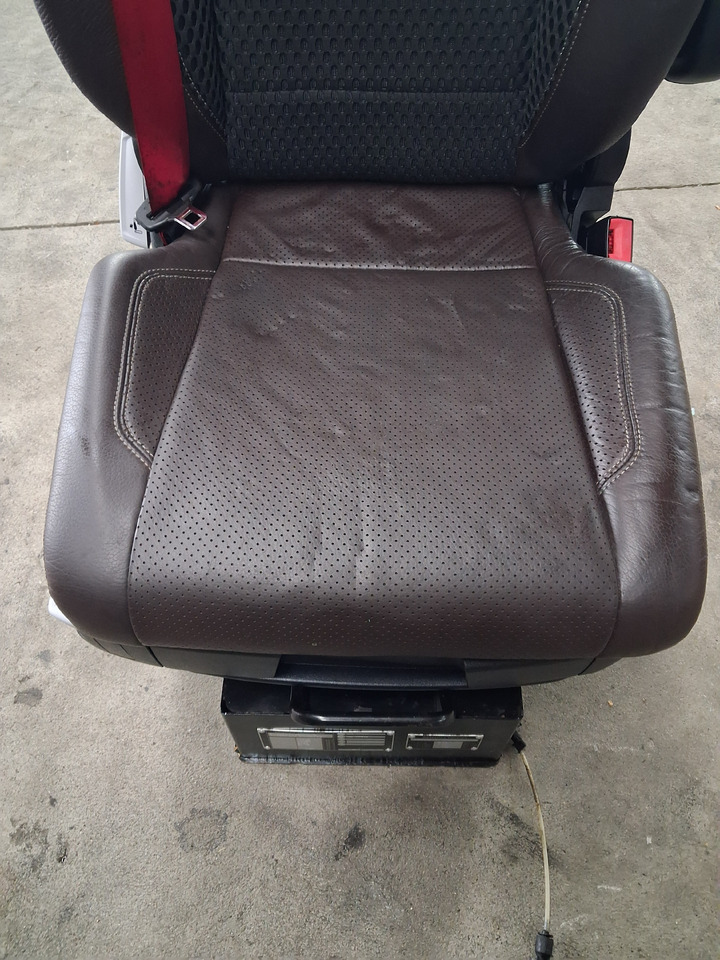 RENAULT FOTEL PRAWY SIEDZENIE PASAŻERA SKÓRA PNEUMATYCZNY RENAULT RANGE GAMA T C K - Сиденье для Грузовиков: фото 4 RENAULT FOTEL PRAWY SIEDZENIE PASAŻERA SKÓRA PNEUMATYCZNY RENAULT RANGE GAMA T C K - Сиденье для Грузовиков: фото 4