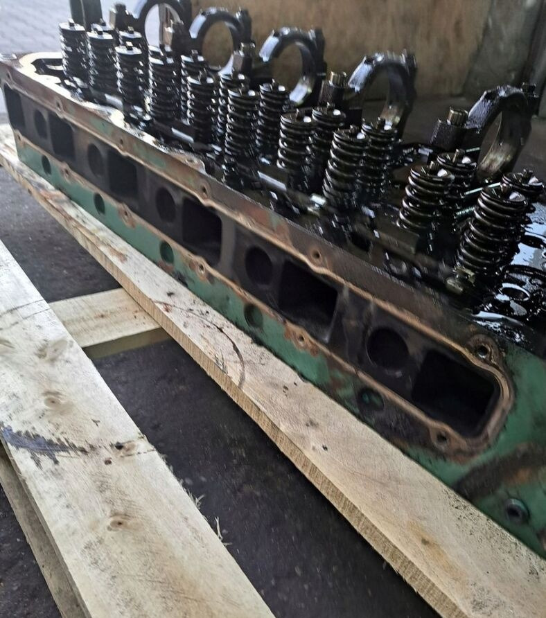 VOLVO GŁOWICA SILNIKA Z ZAWORAMI VOLVO FM 9 D9 D11C - Головка блока для Грузовиков: фото 2 VOLVO GŁOWICA SILNIKA Z ZAWORAMI VOLVO FM 9 D9 D11C - Головка блока для Грузовиков: фото 2