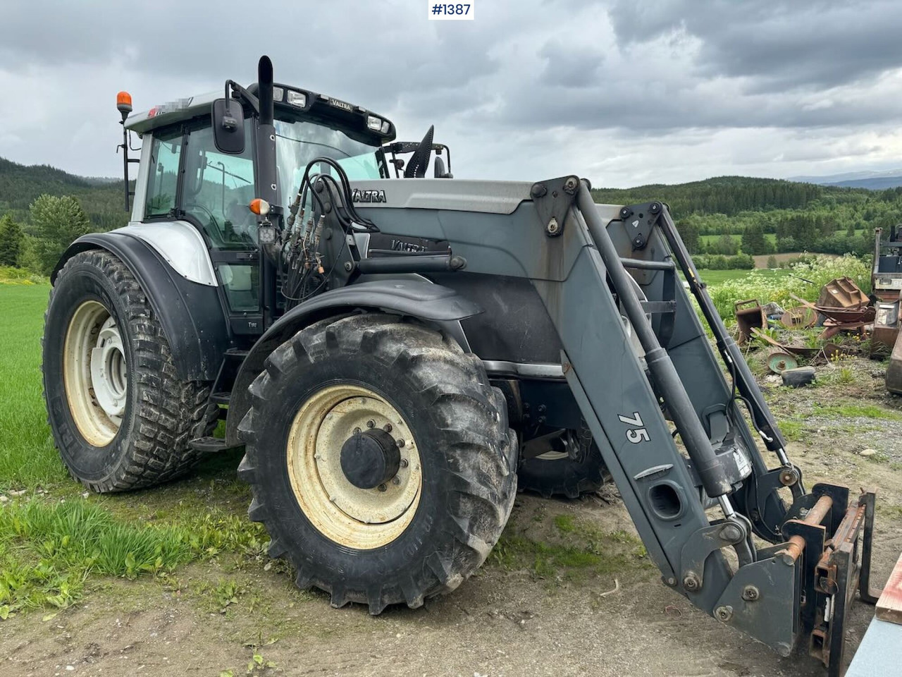 2007 Valtra T190 4x4 Tractor w/ bucket - Трактор: фото 1 2007 Valtra T190 4x4 Tractor w/ bucket - Трактор: фото 1