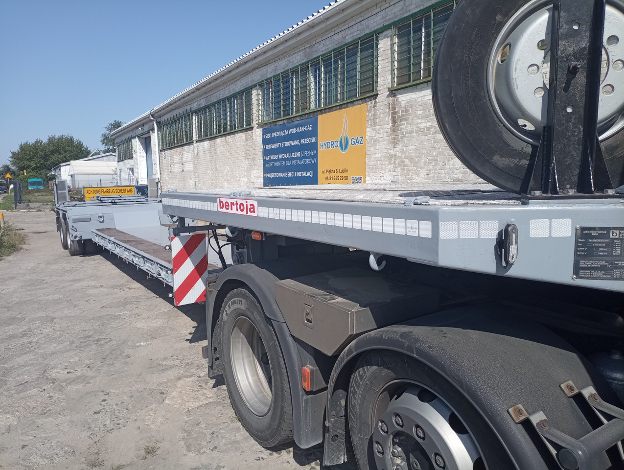 BERTOJA Tiefbett marki Bertoja 2-osie skrętne po kapitalnym remoncie - Низкорамный полуприцеп: фото 1 BERTOJA Tiefbett marki Bertoja 2-osie skrętne po kapitalnym remoncie - Низкорамный полуприцеп: фото 1