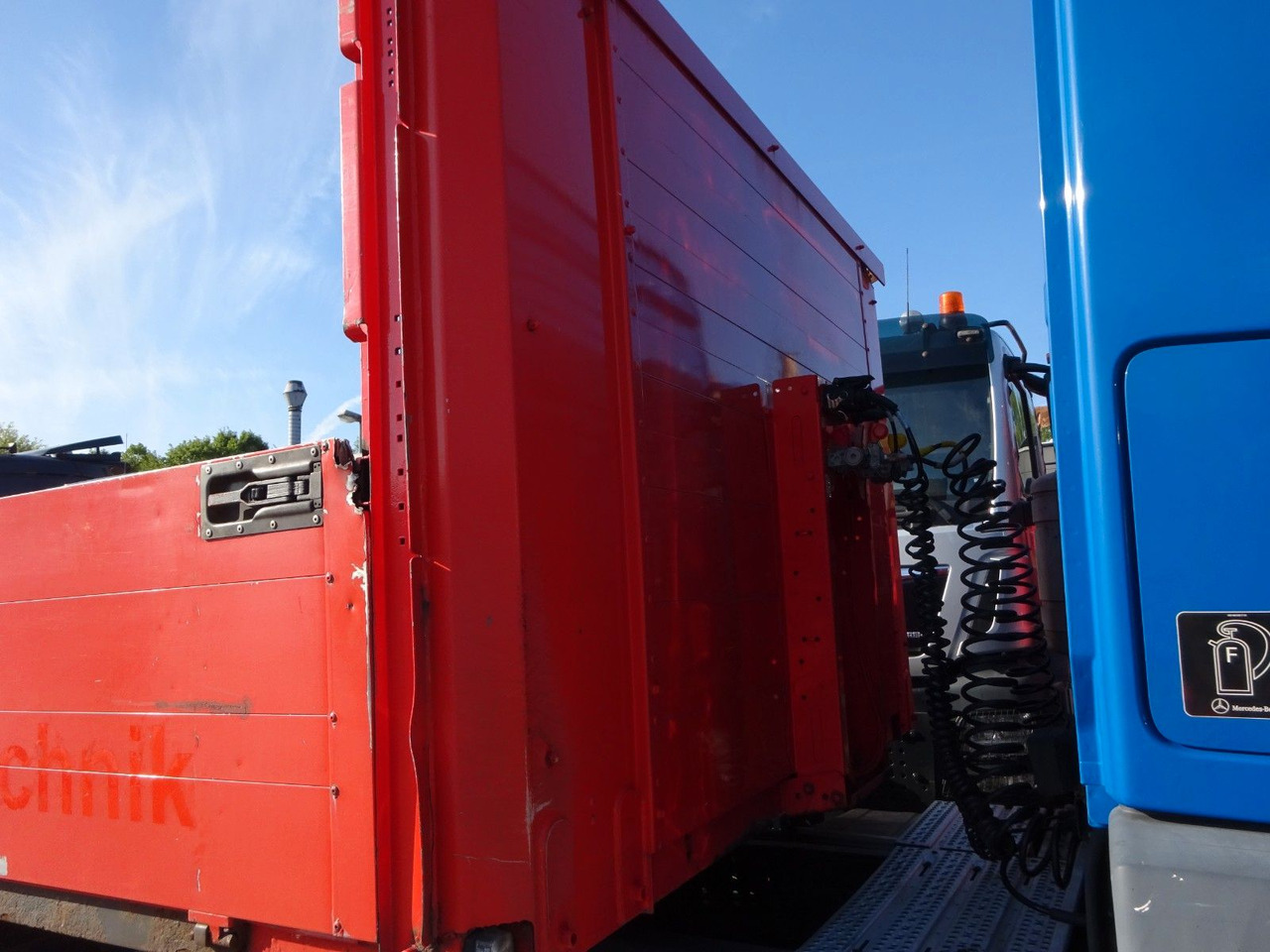 Fliegl Sattelpritsche mit Bordwänden und 3 Achsen - Полуприцеп бортовой/ Платформа: фото 4 Fliegl Sattelpritsche mit Bordwänden und 3 Achsen - Полуприцеп бортовой/ Платформа: фото 4