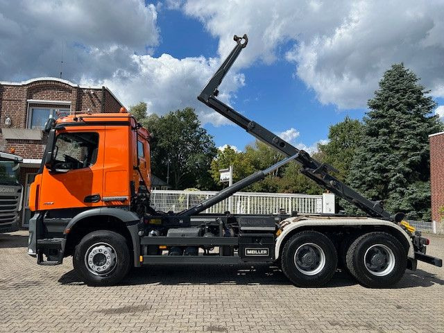 Mercedes-Benz 2651 Arocs MEILLER RK2060 Abroller 6x4 - Крюковой мультилифт: фото 3 Mercedes-Benz 2651 Arocs MEILLER RK2060 Abroller 6x4 - Крюковой мультилифт: фото 3