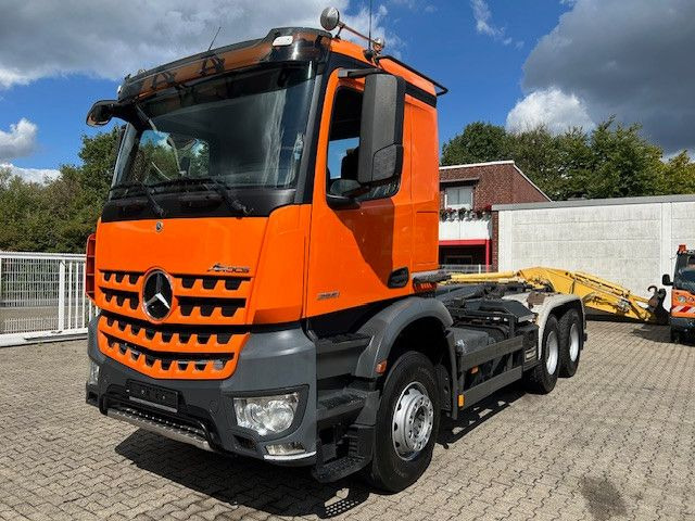 Mercedes-Benz 2651 Arocs MEILLER RK2060 Abroller 6x4 - Крюковой мультилифт: фото 1 Mercedes-Benz 2651 Arocs MEILLER RK2060 Abroller 6x4 - Крюковой мультилифт: фото 1