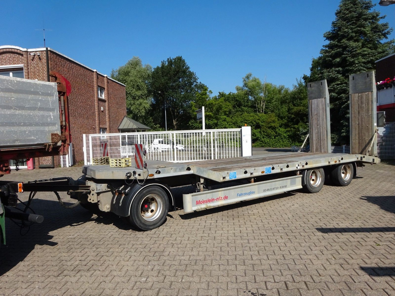 Möslein Tieflader Anhänger mit 3 Achsen und Rampen - Низкорамный прицеп: фото 2 Möslein Tieflader Anhänger mit 3 Achsen und Rampen - Низкорамный прицеп: фото 2