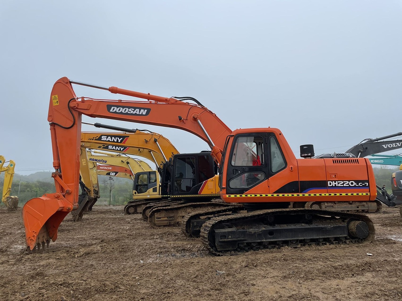 DOOSAN DH220 - Гусеничный экскаватор: фото 1 DOOSAN DH220 - Гусеничный экскаватор: фото 1