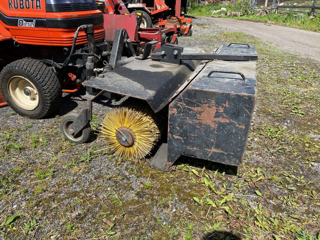 2000 Kubota G1700//Sitteklipper med feier og oppsamler - Газонокосилка: фото 5 2000 Kubota G1700//Sitteklipper med feier og oppsamler - Газонокосилка: фото 5