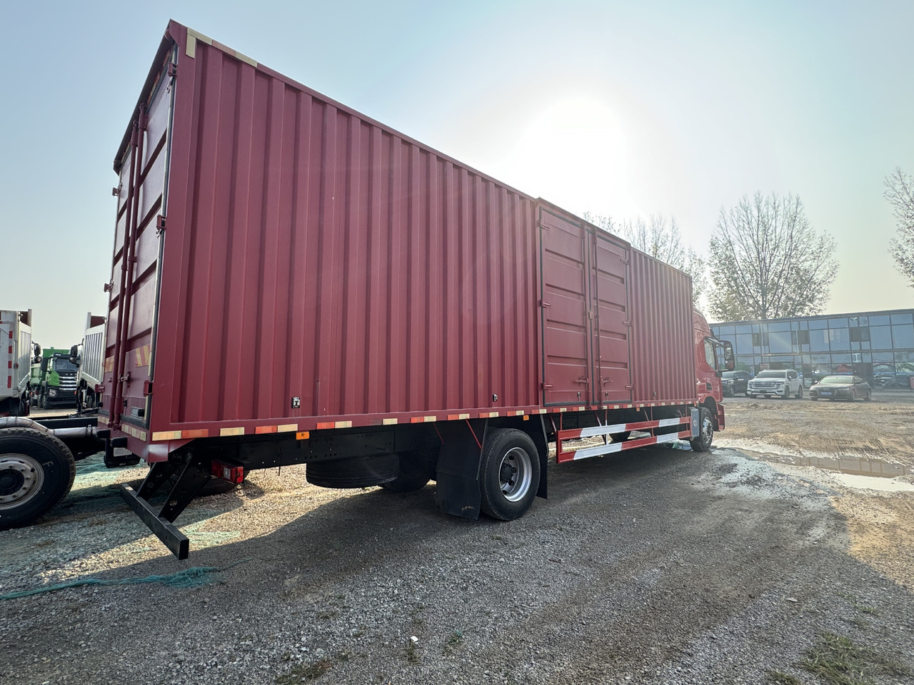 HONGYAN HEAVY TRUCK - Грузовик с закрытым кузовом: фото 3 HONGYAN HEAVY TRUCK - Грузовик с закрытым кузовом: фото 3
