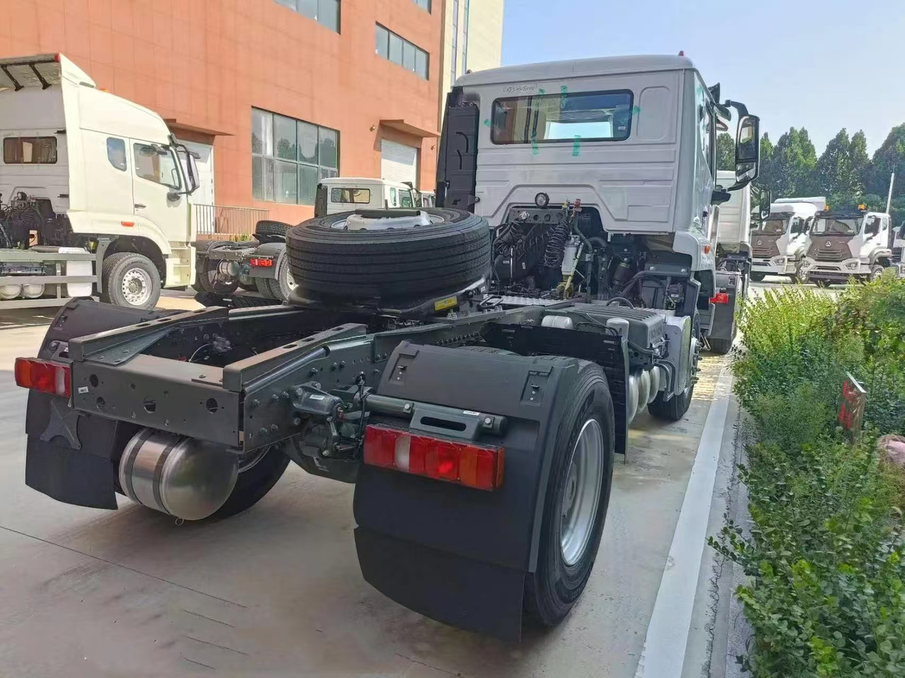 SINOTRUCK HOWO - Тягач: фото 3 SINOTRUCK HOWO - Тягач: фото 3