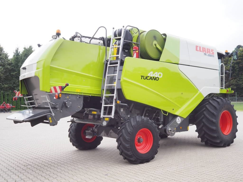 Claas Tucano 440 + V620 - Зерноуборочный комбайн: фото 3 Claas Tucano 440 + V620 - Зерноуборочный комбайн: фото 3
